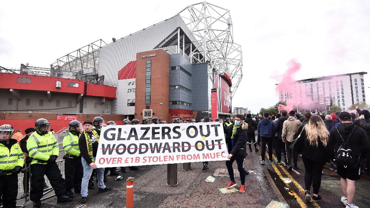 Suporter Manchester United sudah berada di area Old Trafford sebelum melawan Liverpool. (Foto: Getty Images/Nathan Stirk)