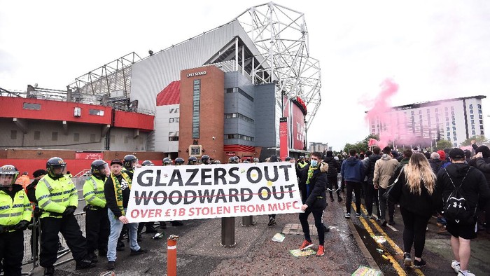 MANCHESTER, ENGLAND - MAY 13: Fans protest outside of Old Trafford on May 13, 2021 in Manchester, England. Police and ground security staff are prepared for a possible demonstration by United supporters against ownership of Manchester United by the Glazer family. (Photo by Nathan Stirk/Getty Images)