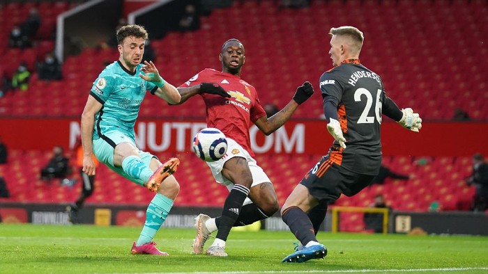 MANCHESTER, ENGLAND - MAY 13: Diogo Jota of Liverpool has a shot saved by Dean Henderson of Manchester United during the Premier League match between Manchester United and Liverpool at Old Trafford on May 13, 2021 in Manchester, England. Sporting stadiums around the UK remain under strict restrictions due to the Coronavirus Pandemic as Government social distancing laws prohibit fans inside venues resulting in games being played behind closed doors. (Photo by Dave Thompson - Pool/Getty Images)