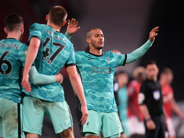 MANCHESTER, ENGLAND - MAY 13: Thiago of Liverpool celebrates victory after the Premier League match between Manchester United and Liverpool at Old Trafford on May 13, 2021 in Manchester, England. Sporting stadiums around the UK remain under strict restrictions due to the Coronavirus Pandemic as Government social distancing laws prohibit fans inside venues resulting in games being played behind closed doors. (Photo by Michael Regan/Getty Images)
