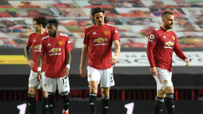 MANCHESTER, ENGLAND - MAY 13: Edinson Cavani of Manchester United looks dejected after conceding a third goal scored by Roberto Firmino of Liverpool (not pictured) during the Premier League match between Manchester United and Liverpool at Old Trafford on May 13, 2021 in Manchester, England. Sporting stadiums around the UK remain under strict restrictions due to the Coronavirus Pandemic as Government social distancing laws prohibit fans inside venues resulting in games being played behind closed doors. (Photo by Michael Regan/Getty Images)
