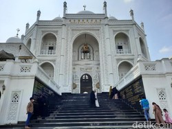 Melihat Keindahan Masjid Ramlie Musofa Taj Mahal Indonesia
