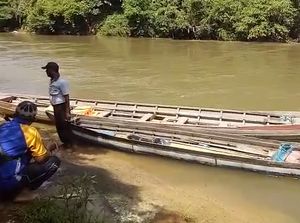 Nekat Hindari Penyekatan, 4 Pemudik di Sumbar Hanyut di Sungai Nekat Hindari Penyekatan, 4 Pemudik di Sumbar Hanyut di Sungai