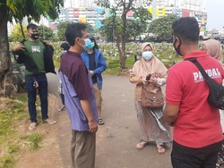 Petugas Sulit Larang Peziarah di TPU Prumpung, Sempat Dicaci Warga