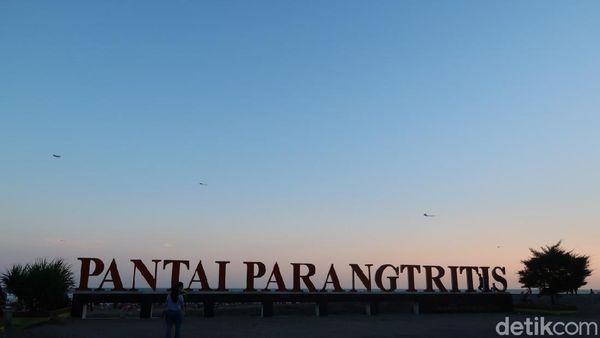 Kala 6.000 Orang Kunjungi Pantai Parangtritis di Sore Hari
