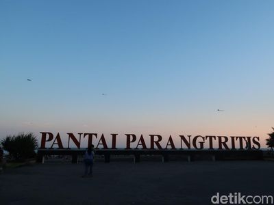 Kala 6.000 Orang Kunjungi Pantai Parangtritis di Sore Hari