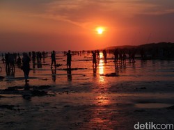 H+1 Lebaran, Ribuan Wisatawan Jejali Kawasan Pantai Parangtritis
