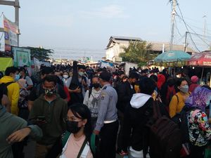 Pelabuhan Kali Adem Dipadati Warga yang Akan Liburan ke Kepulauan Seribu