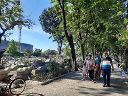 Dijaga Satpol PP, Peziarah di TPU Surabaya Lebaran Kedua Masih Sepi