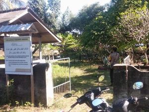 Cegah COVID-19, Polisi Jaga Ketat Prokes Ziarah Kubur di Lombok Barat