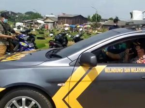 Polisi Tiba di TPU Tegal Alur Jakbar yang Sempat Ricuh, Peziarah Diminta Bubar Polisi Tiba di TPU Tegal Alur Jakbar yang Sempat Ricuh, Peziarah Diminta Bubar