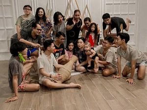 Viral Foto Keluarga Anti Mainstream, Pakai Baju Robek dan Daster