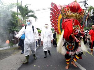 Ritual Barong Ider Bumi Kemiren Banyuwangi Dikawal Satgas dan Petugas Ber-APD Ritual Barong Ider Bumi Kemiren Banyuwangi Dikawal Satgas dan Petugas Ber-APD
