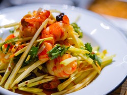 Resep Selada Udang dan Mangga Muda yang Asam Segar