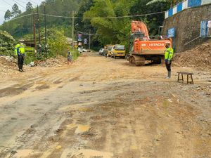 Sempat Tertimbun Longsor, Jalan di Simalungun Sumut Sudah Bisa Dilalui Sempat Tertimbun Longsor, Jalan di Simalungun Sumut Sudah Bisa Dilalui