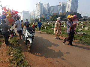 Hari Kedua Lebaran, Begini Suasana Ziarah di TPU Prumpung Jaktim