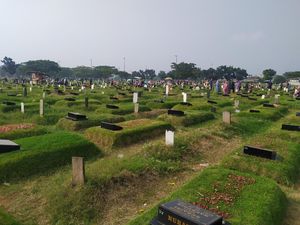 Warga Ziarah Jelang Ramadan, Lalin Depan TPU Tegal Alur Jakbar Ramai Warga Ziarah Jelang Ramadan, Lalin Depan TPU Tegal Alur Jakbar Ramai
