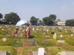 Jeritan Perawat Makam di TPU Prumpung Jaktim Kala Ziarah Dilarang