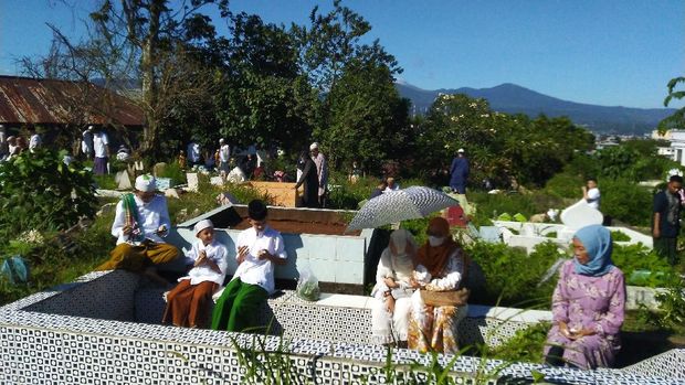 Tradisi Ziarah Kubur Saat Lebaran Masih Dilakukan di Sejumlah Daerah Sejumlah warga mendatangi Makam Sekar Kedaton untuk ziarah kubur usai melaksanakan shalat Id di Manado, Sulawesi Utara, Kamis (13/5/2021). Tradisi nyekar makam dilakukan warga keturunan Jawa sebagai bentuk penghormatan bagi orang tua dan leluhurnya. ANTARA FOTO/Adwit B Pramono/hp.
