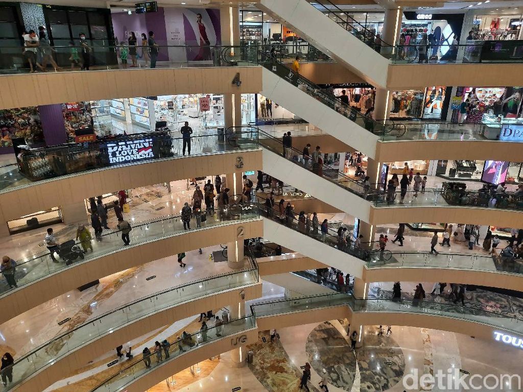 Tunjungan Plaza Surabaya Ramai Pengunjung di Hari Kedua Lebaran Tunjungan Plaza Surabaya Ramai Pengunjung di Hari Kedua Lebaran