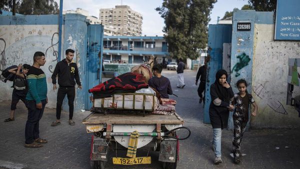 Warga Palestina Mengungsi Usai Gaza Digempur Israel