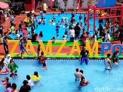 Kolam Renang di Kuningan Dipadati Pengunjung H+2 Lebaran