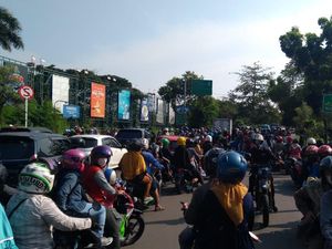 Video Petugas Tutup Pintu Masuk Ancol, Kendaraan Mengular