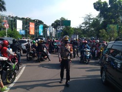 Ancol Ditutup, Antrean Pengunjung Mengular hingga Jl RE Martadinata