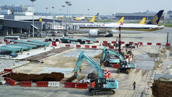 Bandara Changi Jadi Klaster Corona Terbesar di Singapura Bandara Changi menjadi klaster COVID-19 terbesar di Singapura. Pada Kamis (13/5) kemarin, total ada 46 kasus COVID-19 yang berasal dari klaster Bandara Changi.