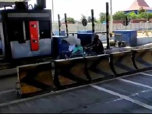 Ini Kronologi Becak Masuk Tol Surabaya-Gresik Ini Kronologi Becak Masuk Tol Surabaya-Gresik