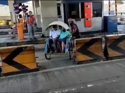 Ini Alasan Pengemudi Becak Masuk Tol Surabaya-Gresik