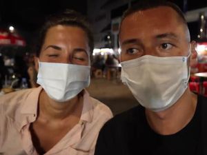 Bule Ini Tertantang Cicip Soto Padang hingga Sambal Setan yang Pedas Nampol