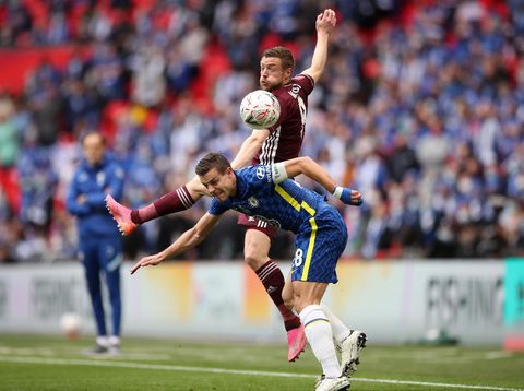 LONDON, ENGLAND - MAY 15: Cesar Azpilicueta of Chelsea and Jamie Vardy of Leicester City battle for possession during The Emirates FA Cup Final match between Chelsea and Leicester City at Wembley Stadium on May 15, 2021 in London, England. A limited number of around 21,000 fans, subject to a negative lateral flow test, will be allowed inside Wembley Stadium to watch this year's FA Cup Final as part of a pilot event to trial the return of large crowds to UK venues. (Photo by Nick Potts - Pool/Getty Images)