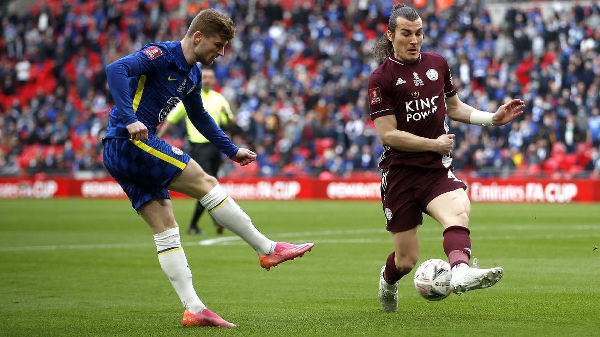 Timo Werner (kiri) di pertandingan final Piala FA kontra Leicester City di Stadion Wembley, London, Inggris, Sabtu (15/5). (Foto: Matt Childs/Pool/Getty Images)