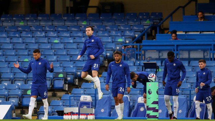LONDON, ENGLAND - MAY 12: Thiago Silva of Chelsea leads his side out prior to the Premier League match between Chelsea and Arsenal at Stamford Bridge on May 12, 2021 in London, England. Sporting stadiums around the UK remain under strict restrictions due to the Coronavirus Pandemic as Government social distancing laws prohibit fans inside venues resulting in games being played behind closed doors. (Photo by Catherine Ivill/Getty Images)