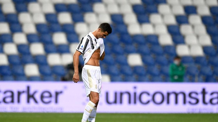 REGGIO NELLEMILIA, ITALY - MAY 12: Cristiano Ronaldo of Juventus reacts during the Serie A match between US Sassuolo and Juventus at Mapei Stadium - Città del Tricolore on May 12, 2021 in Reggio nellEmilia, Italy. Sporting stadiums around Italy remain under strict restrictions due to the Coronavirus Pandemic as Government social distancing laws prohibit fans inside venues resulting in games being played behind closed doors.  (Photo by Alessandro Sabattini/Getty Images)
