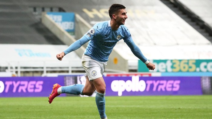 NEWCASTLE UPON TYNE, ENGLAND - MAY 14: Ferran Torres of Manchester City celebrates after scoring their sides fourth goal and their hat trick during the Premier League match between Newcastle United and Manchester City at St. James Park on May 14, 2021 in Newcastle upon Tyne, England. Sporting stadiums around the UK remain under strict restrictions due to the Coronavirus Pandemic as Government social distancing laws prohibit fans inside venues resulting in games being played behind closed doors.  (Photo by Scott Heppell - Pool/Getty Images)