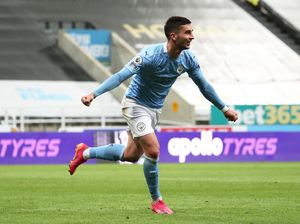 Top! Bintang Man City Ini Isi Liburan dengan Kerja Bakti