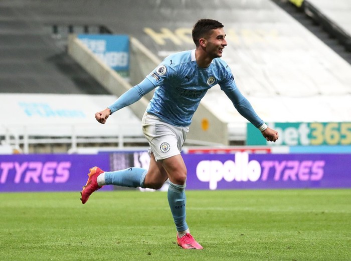 NEWCASTLE UPON TYNE, ENGLAND - MAY 14: Ferran Torres of Manchester City celebrates after scoring their sides fourth goal and their hat trick during the Premier League match between Newcastle United and Manchester City at St. James Park on May 14, 2021 in Newcastle upon Tyne, England. Sporting stadiums around the UK remain under strict restrictions due to the Coronavirus Pandemic as Government social distancing laws prohibit fans inside venues resulting in games being played behind closed doors.  (Photo by Scott Heppell - Pool/Getty Images)