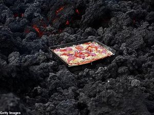Gokil! Pria Ini Panggang Pizza di Atas Gunung Berapi