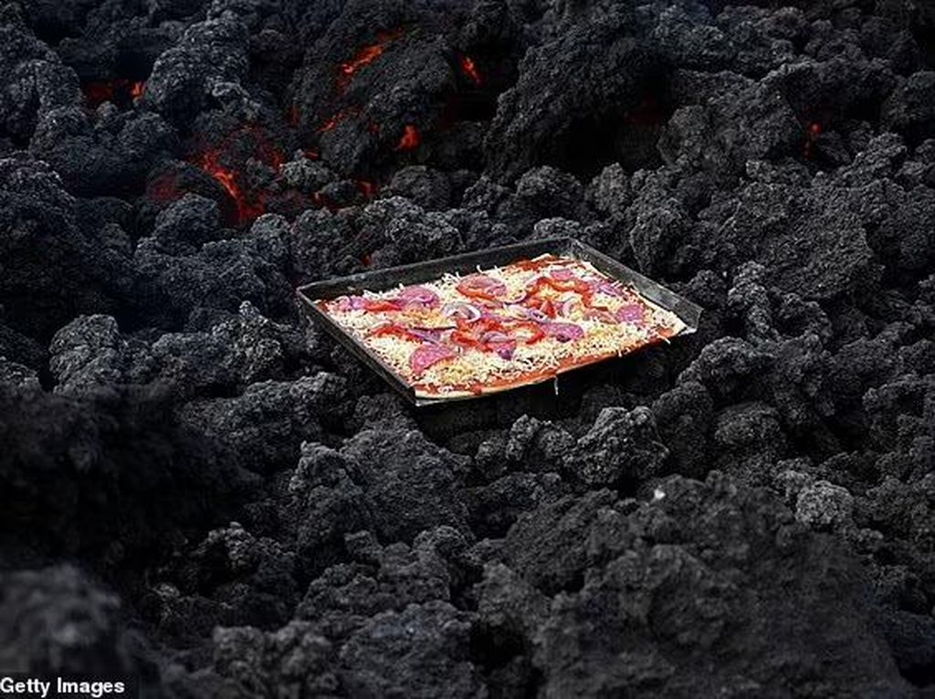 Gokil! Pria Ini Panggang Pizza di Atas Gunung Berapi Gokil! Pria Ini Panggang Pizza di Atas Gunung Berapi