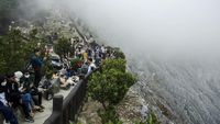 Suasana Ramai Gunung Tangkuban Parahu Saat Libur Lebaran