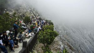 Suasana Ramai Gunung Tangkuban Parahu Saat Libur Lebaran