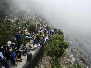 Suasana Ramai Gunung Tangkuban Parahu Saat Libur Lebaran