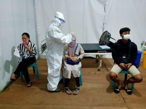 Puluhan Pemudik Rapid Antigen Saat Melintas di Exit Tol Probolinggo Barat