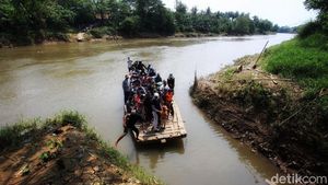 Hindari Kemacetan Tempat Wisata, Warga Potong Jalan dengan Perahu Eretan