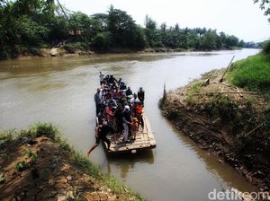 Hindari Kemacetan Tempat Wisata, Warga Potong Jalan dengan Perahu Eretan