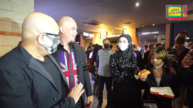Berita Seputar Selebriti Insertlive Terkini : Sikap Irwan Mussry Bertemu Ahmad Dhani dan Mulan Jameela Kembali Disorot