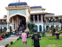 Libur Lebaran, Istana Maimun Medan Ramai Dikunjungi Warga