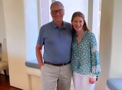Bill Gates Menenangkan Diri Ditemani Putrinya